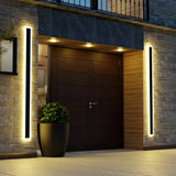 Aplique lineal LED exterior minimalista con sensor de movimiento IP65 en negro