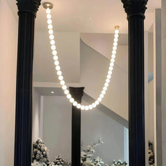 Lámpara colgante moderna y elegante con cadena de bolas blanca para salón