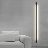 Aplique lineal de pared minimalista negro con LED de luz suave para salón