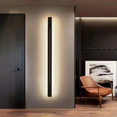 Aplique de pared largo minimalista de metal LED regulable para salón