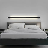 Aplique lineal de pared minimalista negro con LED de luz suave para salón