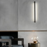 Aplique lineal de pared minimalista negro con LED de luz suave para salón