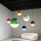 Lámpara colgante de vidrio de colores esférica regulable en altura para comedor
