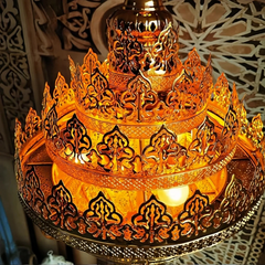 Lámpara árabe colgante dorada calada con grabado decorativo para salón
