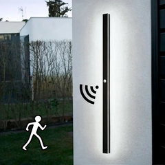 Aplique exterior negro minimalista largo con sensor de movimiento IP65 para porche