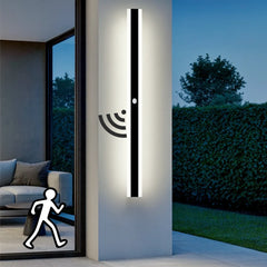 Aplique exterior alargado minimalista negro con sensor de movimiento para porche