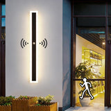 Aplique lineal LED exterior minimalista con sensor de movimiento IP65 en negro