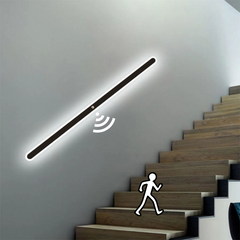 Aplique lineal LED regulable negro minimalista para salón