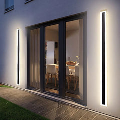 Aplique de pared exterior lineal negra de metal minimalista con sensor de movimiento para porche