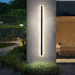 Aplique de pared exterior lineal negra de metal minimalista con sensor de movimiento para porche