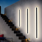 Aplique lineal LED exterior minimalista con sensor de movimiento IP65 en negro