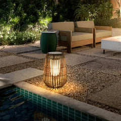 Lámpara solar de pie exterior de ratán LED estilo farol para terraza