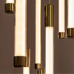 Lámpara colgante techo alto larga en dorado de diseño moderno