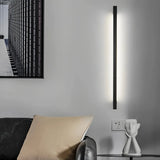 Aplique lineal de pared minimalista negro con LED de luz suave para salón