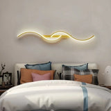 Aplique de pared moderno regulable con diseño ondulado para dormitorio