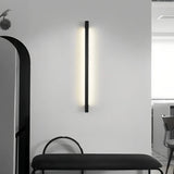 Aplique lineal de pared minimalista negro con LED de luz suave para salón