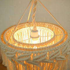 Lámpara colgante de macramé boho blanca con pantalla de borlas para salón