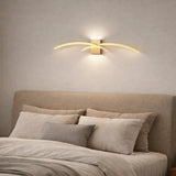 Aplique de pared moderno LED de metal con diseño curvo para dormitorio