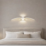 Aplique de pared moderno LED de metal con diseño curvo para dormitorio