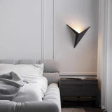 Aplique de pared moderno con diseño geométrico triangular LED para salón