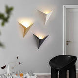 Aplique de pared moderno con diseño geométrico triangular LED para salón