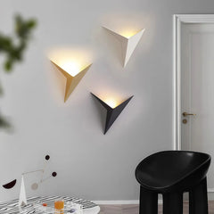 Aplique de pared moderno con diseño geométrico triangular LED para salón