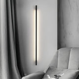 Aplique lineal de pared minimalista negro con LED de luz suave para salón