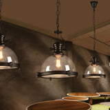 Lámpara colgante industrial negra con pantalla de vidrio en forma de campana para comedor