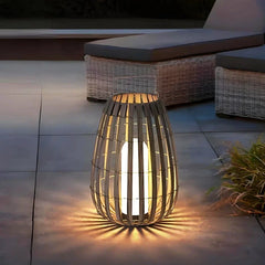 Lámpara solar de pie exterior de ratán LED estilo farol para terraza