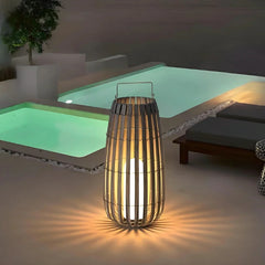 Lámpara solar de pie exterior de ratán LED estilo farol para terraza
