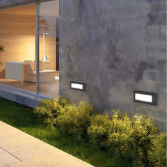 Baliza LED exterior IP65 de metal rectangular moderna para escalera