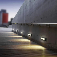 Aplique rectangular exterior IP65 con sensor para zonas de paso