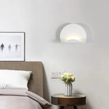 Aplique de pared blanco LED redondo y curvado de diseño moderno para dormitorio