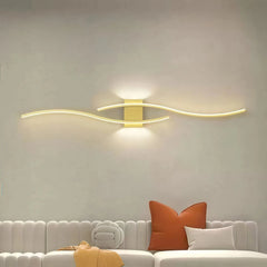 Aplique de pared moderno LED de metal con diseño curvo para dormitorio