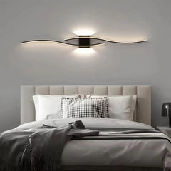Aplique de pared moderno LED de metal con diseño curvo para dormitorio