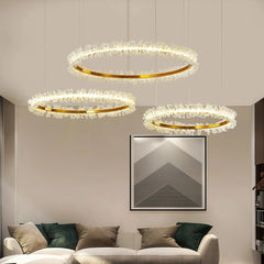 Lámpara colgante de cristal LED dorada con diseño de anillos elegante