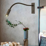 Aplique de pared de lectura LED con brazo flexible para mesita de noche