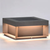 Lámpara solar sobremuro LED IP65 de metal con diseño rectangular para pilar