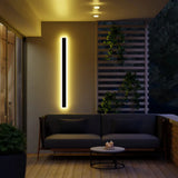 Aplique lineal LED exterior minimalista con sensor de movimiento IP65 en negro