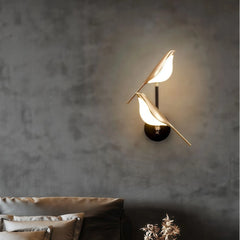 Aplique de pared moderno LED con diseño de pájaro giratorio para dormitorio dorado