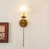 Aplique de pared vintage dorado con pantalla textil para salón