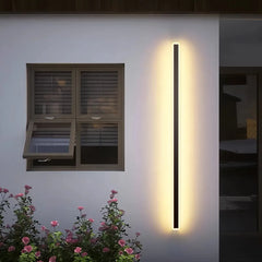 Aplique de pared exterior lineal negra de metal minimalista con sensor de movimiento para porche