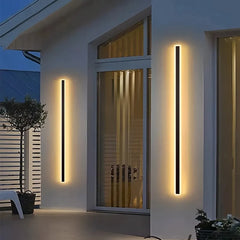 Aplique de pared exterior lineal negra de metal minimalista con sensor de movimiento para porche