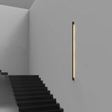 Aplique lineal de pared minimalista negro con LED de luz suave para salón