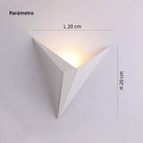 Aplique de pared moderno con diseño geométrico triangular LED para salón