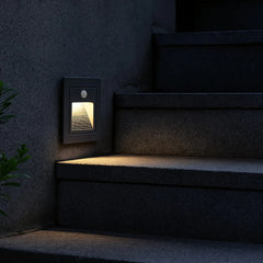 Aplique empotrable exterior moderno de metal con LED sensor de movimiento IP65 para escaleras