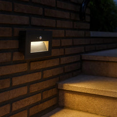 Aplique empotrable exterior moderno de metal con LED sensor de movimiento IP65 para escaleras