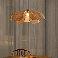 Lámpara colgante de mimbre regulable con forma de flor para comedor