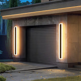 Aplique lineal LED exterior minimalista con sensor de movimiento IP65 en negro