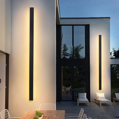 Aplique exterior negro minimalista largo con sensor de movimiento IP65 para porche
